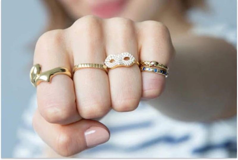 Nằm mơ thấy nhẫn đánh con gì và giấc mơ này hé lộ điều gì về tình cảm, sự gắn kết và vận mệnh của bạn