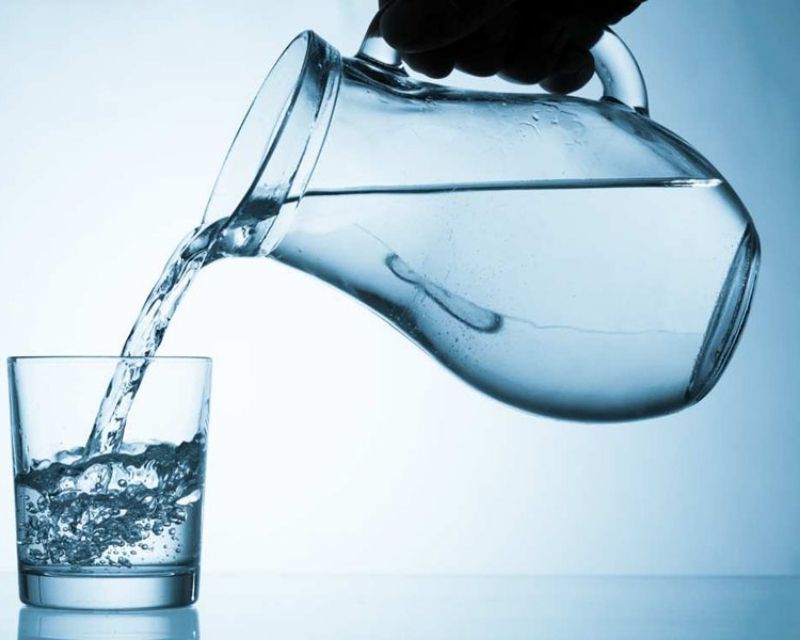 Nằm mơ thấy ly nước đánh con gì và giấc mơ này nói gì về cảm xúc, năng lượng và sự thanh lọc tinh thần